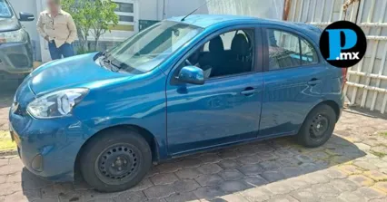 Polic&iacute;as municipales de San Andr&eacute;s Cholula aseguraron la unidad robada con violencia sobre la calle Ori&oacute;n Sur, en la Delegaci&oacute;n Atlixc&aacute;yotl.