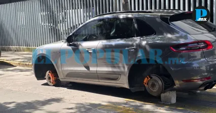 Porsche sigue abandonada en Angel&oacute;polis tras robo de sus cuatro llantas