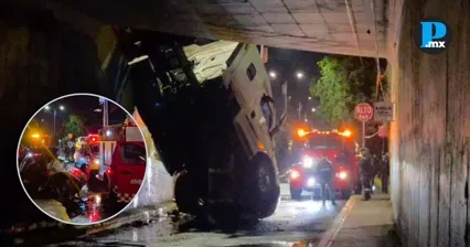 Accidente en Perif&eacute;rico Ecol&oacute;gico deja 3 lesionados tras ca&iacute;da de un taxi y un tr&aacute;iler del puente