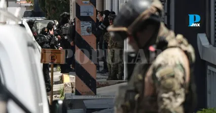 Autoridades federales, estatales y municipales participaron en los cateos simult&aacute;neos realizados en Huejotzingo, donde fueron detenidas tres personas.