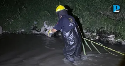 Rescatan a hombre atrapado en r&iacute;o de aguas negras en la ciudad de Puebla
