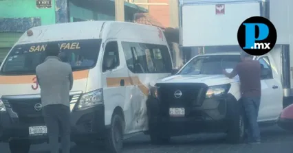 Elementos de Tr&aacute;nsito Municipal atendieron la colisi&oacute;n entre una colectiva y una camioneta de carga en la intersecci&oacute;n de Francisco I. Madero y 8 Norte, en Tehuac&aacute;n.