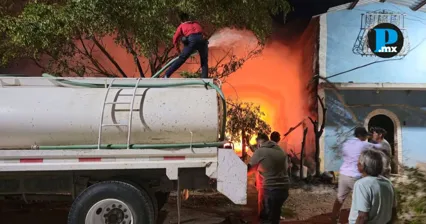 Elementos de Protecci&oacute;n Civil y vecinos colaboraron para controlar el incendio que consumi&oacute; una vivienda en San Gabriel Chilac.