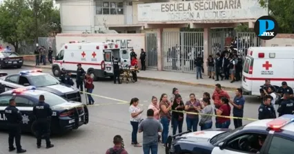 Autoridades resguardaron la Secundaria General N&uacute;mero 13 tras el ataque que dej&oacute; una subdirectora muerta y tres personas lesionadas.