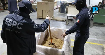 Autoridades federales localizaron maquinaria, tabaco y miles de cajas con cigarros falsificados durante el cateo de una bodega en Huixquilucan.