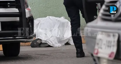 Autoridades estatales y municipales desplegaron un operativo en la colonia Tres Cerritos tras el asesinato de un polic&iacute;a estatal.