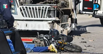 Motociclistas chocan contra cami&oacute;n en Puebla; uno muere y otra queda herida