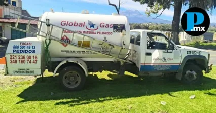 Elementos de la Polic&iacute;a Estatal durante el aseguramiento de la unidad y el hidrocarburo sobre la carretera federal M&eacute;xico-Puebla.