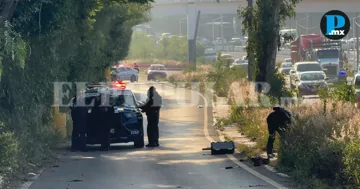 Encuentran muerto a posible motociclista en Perif&eacute;rico; no aparece moto