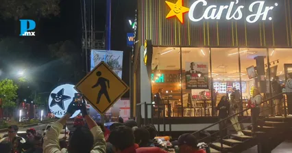 Acampan desde un d&iacute;a antes por apertura de Carl&rsquo;s Jr. en Tlaxcala