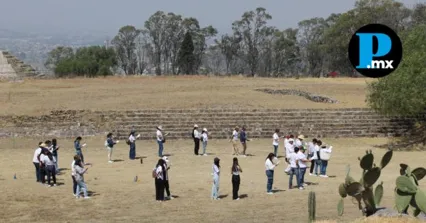 Visitantes de diversas partes de la Rep&uacute;blica celebran la llegada del equinoccio en la zona Arqueol&oacute;gica de Xochit&eacute;catl en Tlaxcala