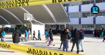 Padres de familia acusan que el gobierno de Tlaxcala inaugur&oacute; la nueva primaria Emiliano Zapata sin concluir la obra, poniendo en riesgo a los estudiantes.