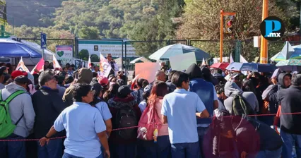 Trabajadores de Grupo Galia se manifestaron frente a la delegaci&oacute;n del IMSS por despidos derivados de la ca&iacute;da de pedidos.