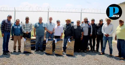 La senadora Ana Lilia Rivera y acad&eacute;micos de Chapingo formalizaron la entrega de insumos de alta calidad para fortalecer la producci&oacute;n de ma&iacute;z nativo en el campo de Tlaxcala.