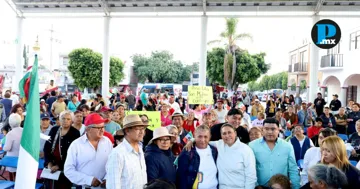 Ana Lilia Rivera en di&aacute;logo con habitantes de comunidades tlaxcaltecas.