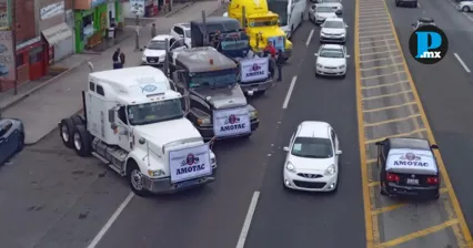 Transportistas de AMOTAC realizaron bloqueos intermitentes en la carretera M&eacute;xico-Veracruz, a la altura de Yauhquemehcan, para exigir mayor seguridad en las v&iacute;as de comunicaci&oacute;n.