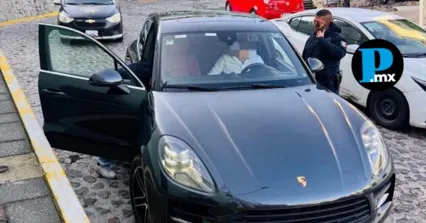 El auto deportivo de lujo permaneci&oacute; con el motor en marcha a mitad de la calle Morelos, lo que desat&oacute; la alerta de los peatones.