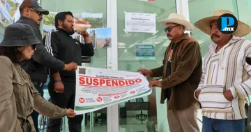 Integrantes de comunidades y colectivos realizaron una clausura simb&oacute;lica de las oficinas de la Propaet para denunciar la falta de acciones efectivas en favor de la Laguna de Acuitlapilco.
