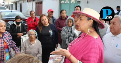 La senadora con licencia Ana Lilia Rivera encabeza el reparto del peri&oacute;dico Regeneraci&oacute;n durante un recorrido casa por casa en el municipio de Ixtenco.
