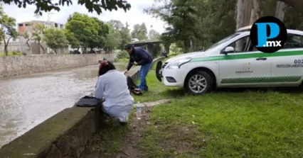 Inspectores de la PROPAET tomaron muestras de agua e iniciaron la revisi&oacute;n a lo largo del r&iacute;o Zahuapan tras el reporte de descargas que alteraron el color y olor del cauce.