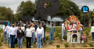 Normalistas de Panotla colocaron una corona de flores frente al recinto ferial para recordar a Beatriz N, fallecida en 2022 durante una protesta, y exigir justicia.