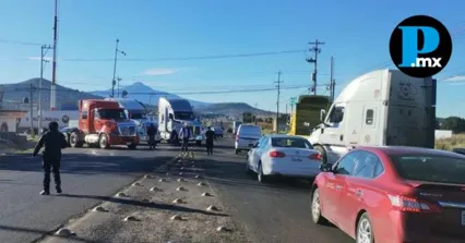 Concentraci&oacute;n de unidades de transporte de carga en tramos carreteros de Tlaxcala durante la jornada de protesta nacional.
