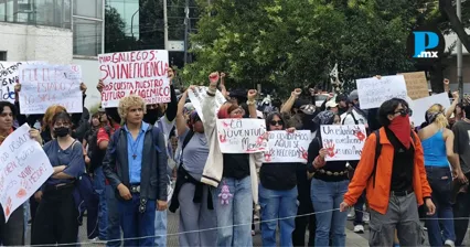 Integrantes de la comunidad estudiantil de Puebla se movilizaron por el 2 de octubre para exigir seguridad, justicia y la localizaci&oacute;n de personas desaparecidas.